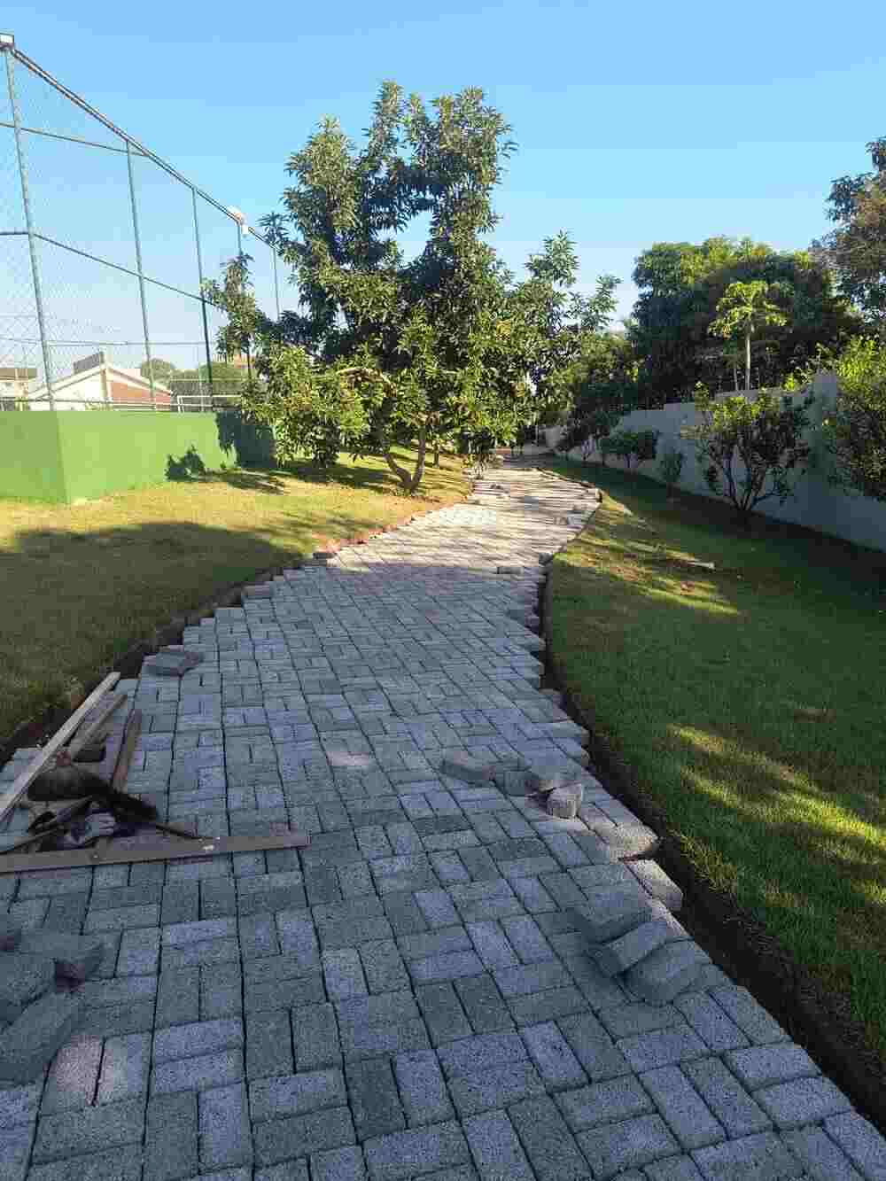 Assentamento de peças de concreto em área externa
