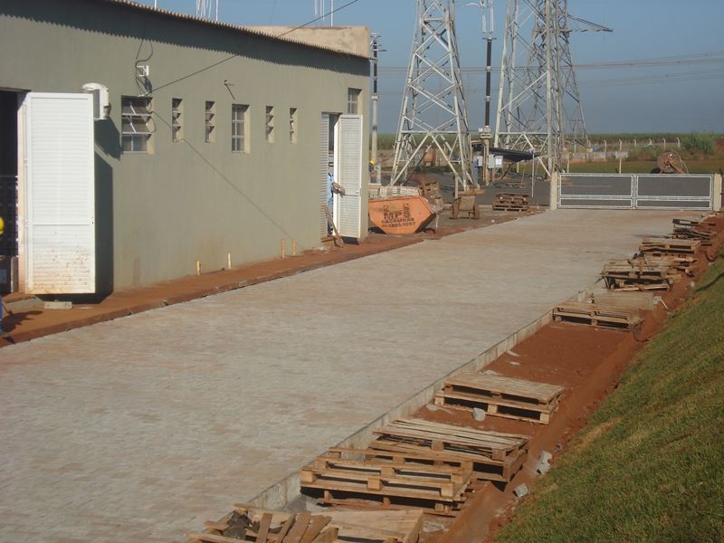 Pavimentação com piso intertravado em obra realizada pela ACG Blocos