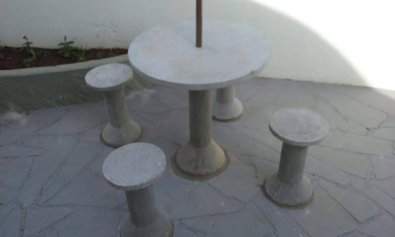 Jogo de Mesa Redonda e Bancos de Concreto para Jardim e Condomínio